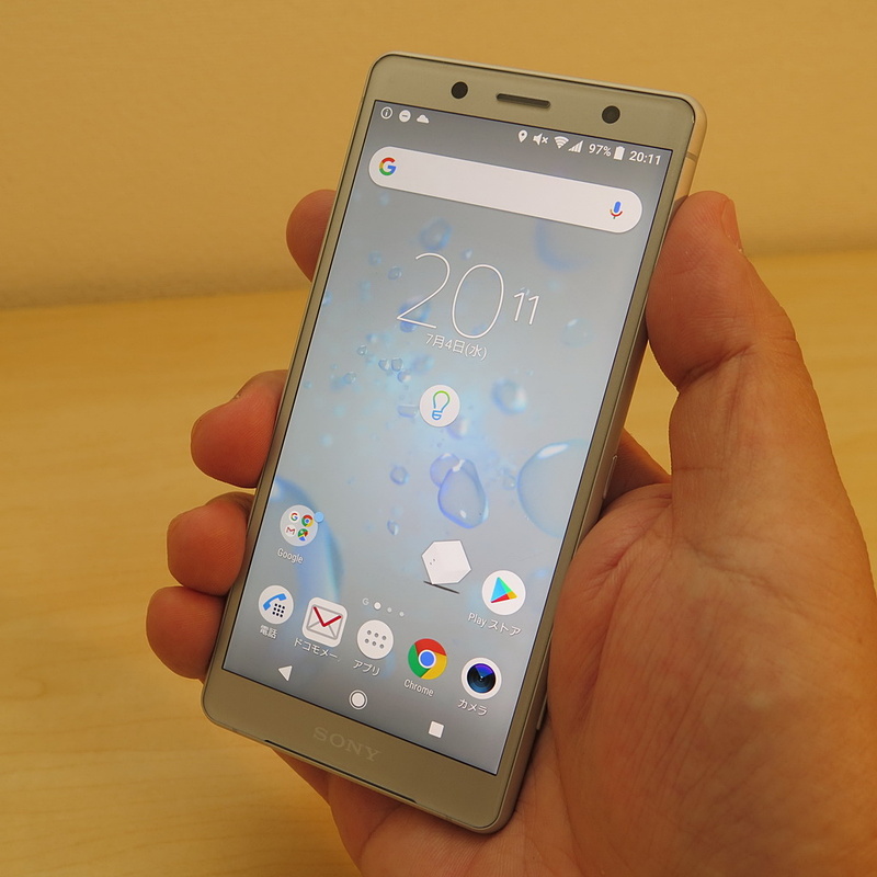筆者の手には少し小さいが、手にフィットする持ちやすさはXperia Compactシリーズの魅力のひとつ