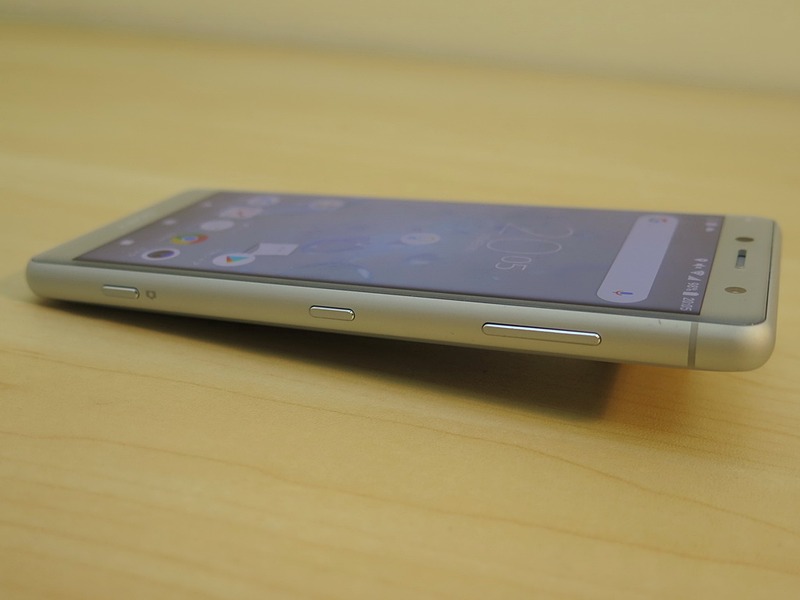 右側面には音量キー、電源キー、シャッターキーが並ぶ。シャッターキーの長押しで、待機状態からのカメラ起動も可能