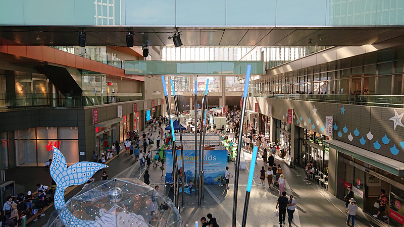 ビルに囲まれた施設の中庭のようなところで撮影。夕方だったが、きれいに撮影できている