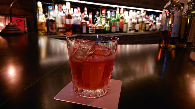 いつもの薄暗いバーで、カクテルを撮影してみた。背景のぼけ具合がいい感じにまとまっている