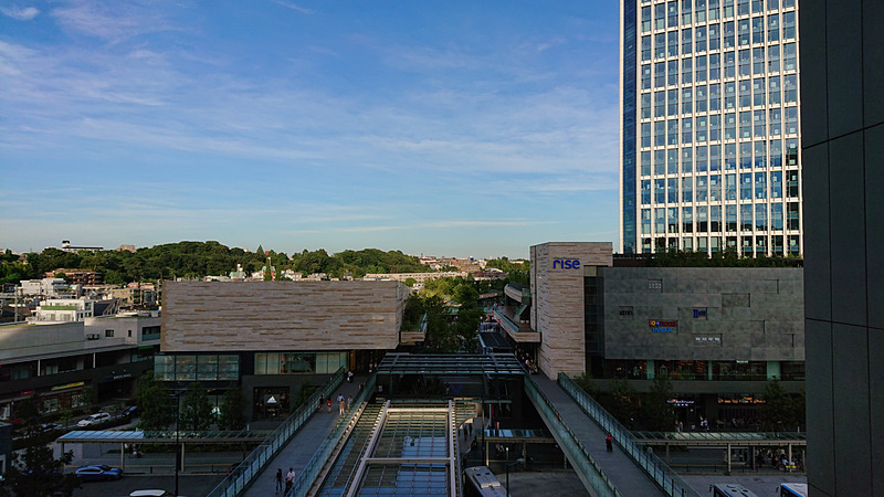 屋外の建物と青空を撮ってみた。建物も歪みがほとんどなく、青空も不自然さがないきれいな仕上がり