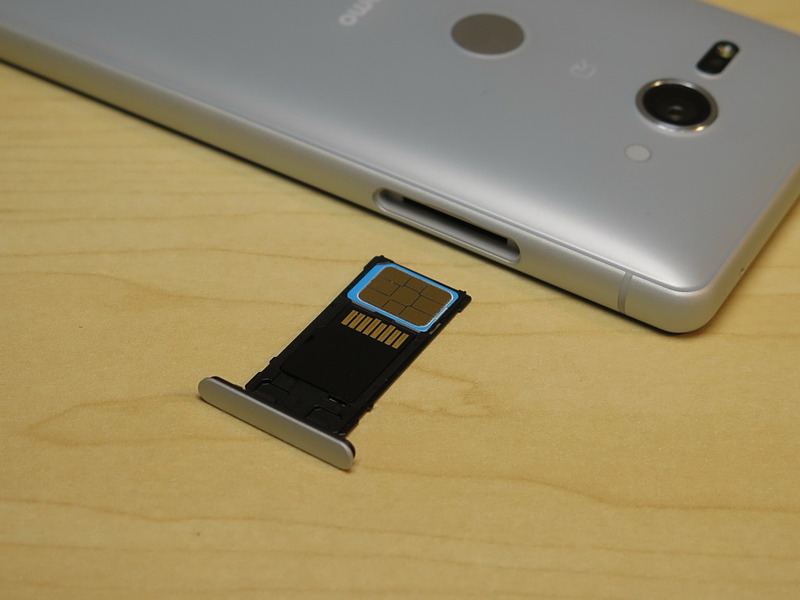 左側面にはmicroSDメモリーカードとnanoSIMカードが装着できるSIMトレイを装備。ピンなどは不要で、爪の先を引っかけるだけで取り出せる