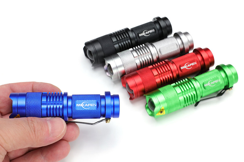 Amazonで売られていた14500リチウムイオン二次電池対応のLEDフラッシュライト各種。左は5本セットでナンと税込1399円（<a href="http://amzn.asia/bsTYPQA" class="strong bn" target="_blank">Amazon.co.jpへのリンク</a>）でした。懐中電灯として十分実用的な明るさです。中央は2本セット税込999円（<a href="http://amzn.asia/6gEW9RB" class="strong bn" target="_blank">Amazon.co.jpへのリンク</a>）で、前方と横にLEDを内蔵しています。横のCOBタイプLEDがかなり明るい。ちなみに、14500二次電池は単3形乾電池とほぼ同じサイスですが、これらのフラッシュライトは14500でも単三形乾電池でも使える仕様です。