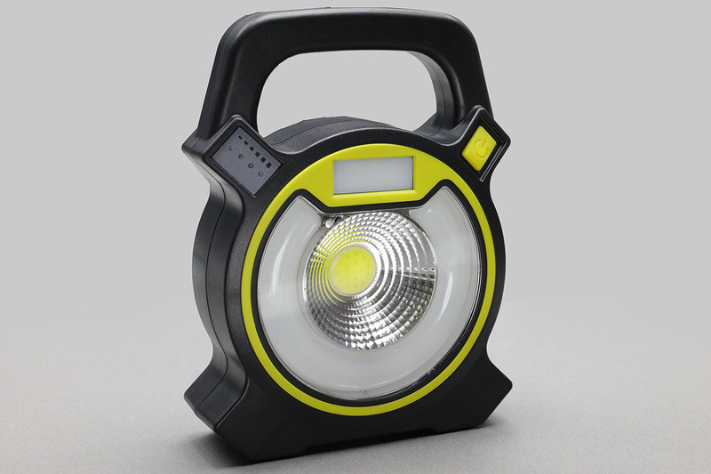 LightsEtcのLED小型投光器（<a href="http://amzn.asia/gCWeull" class="strong bn" target="_blank">Amazon.co.jpへのリンク</a>）。18650×2本付きで税込1550円！　電池はもちろん脱着可能で、本体にセットした18650へはUSB充電が可能です。USB給電機能もあり、スマートフォンなどをUSB充電可能。LEDライトは、前面中央、前面周囲、前面上部の3つがあり、中央と周囲は白色投光で、上部は赤や青の点滅。白色投光は2畳程度の広さを十分明るく照らし出せる光量が感じられます。ただし、つくりは値段なりという雰囲気。
