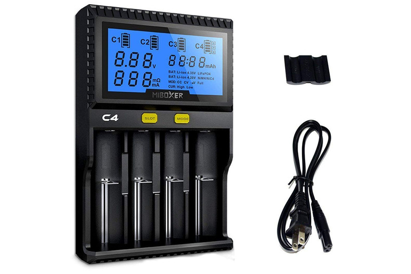 充電器はKINDENの急速充電器（<a href="http://amzn.asia/8JdpujO" class="strong bn" target="_blank">Amazon.co.jpへのリンク</a>）を使用中。対応電池が多彩で高機能で操作性も良好です。価格は税込2999円。でも充電中は近くにいて、電池などの様子が逐一わかるようにしています。※画像はAmazon商品ページより抜粋。
