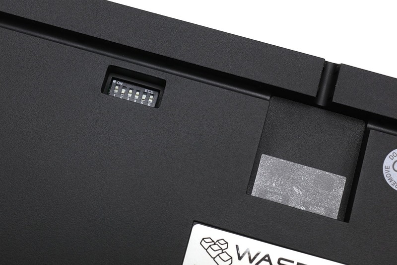 WASD V2の中央右背面にあるDIPスイッチ。これを切り換えることで、キー配列や対応OSを変更できます。試していませんが「Standard QWERTY mode」がWindows向けモードだと思います。Caps LockキーをCtrlキーにすることもできますね～♪　DvorakやColemakといった配列に対応しているあたりもシブい。