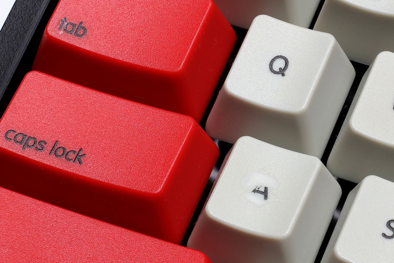 使用中のWASDキーボードのAキーの刻印剥がれ。ちょっと削れてきている感じ。tabキーのtにもその徴候が。WASDのキートップ刻印は「独自のUVプリント式」だそうですが、そのプリント層（？）とかが剥がれることがあるのかもしれません。