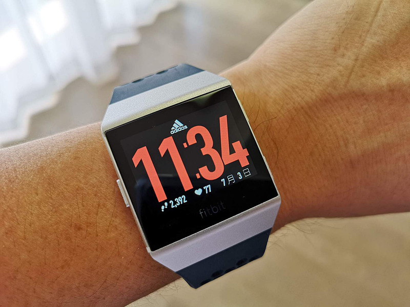 Fitbit Ionic adidasエディションに初期設定されている文字盤