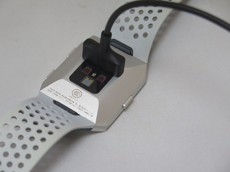 充電は付属のUSBケーブルを介して行う