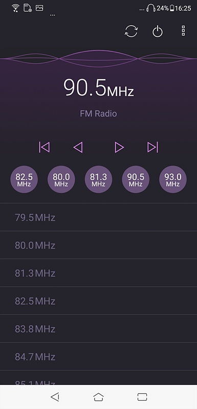 FMラジオ聴取画面。6局までのプリセットに加え、オートスキャン結果の一覧からも選局可能