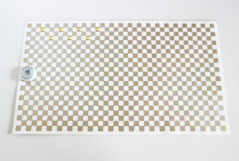 どう見ても紙だが、丸いところにはリチウムコイン電池が入っている。7つの四角がLEDライト