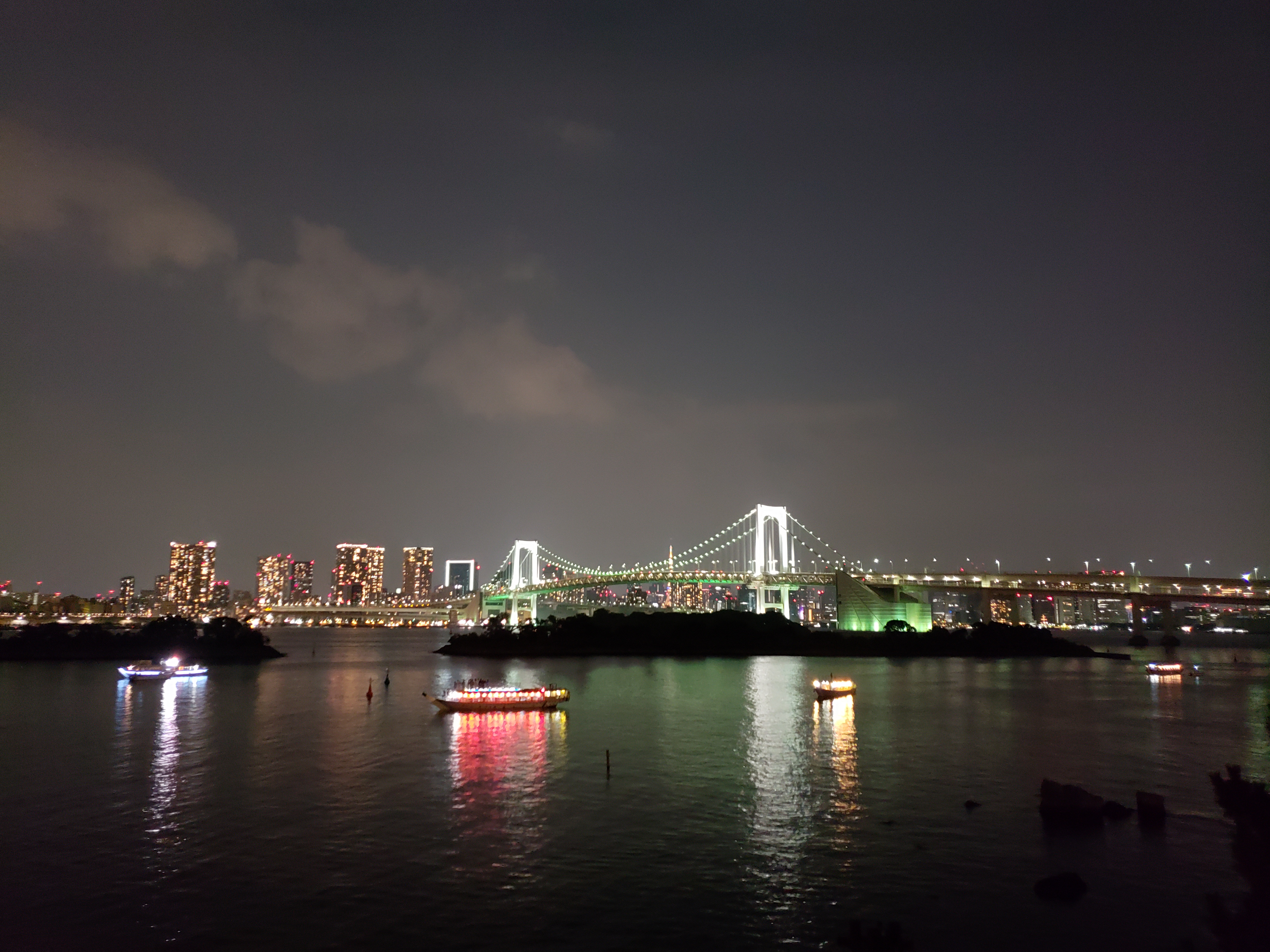 「Galaxy S9+」の作例は、3つのスマホの中で最も明るく見えます。空を見ると肉眼でも見えるか見えないかだった雲もしっかり写ってますし、こんなに明るく撮れているのに、ノイズがほとんど感じられないのはすごいのひと言。一方で明るいためか、ほかの2つに比べると少し締まりが足りないというか、細部のシャープさにやや欠けるかなという感じもします。最大で12Mという撮影サイズの差も大きいのかもしれません