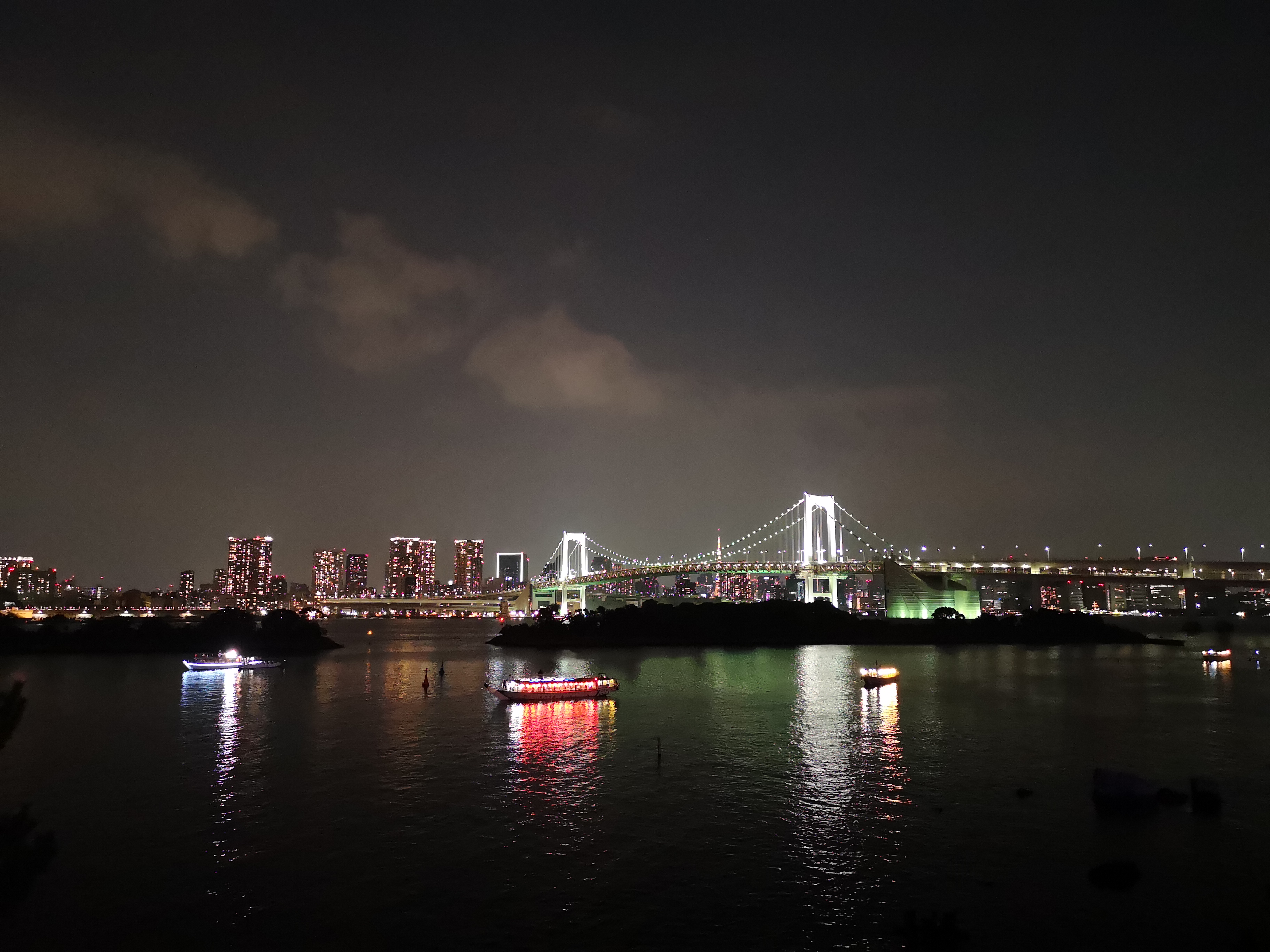 見比べるとやはり、写真の解像感やシャープさでは「HUAWEI P20 Pro」がすごいですね。最大撮影サイズの40Mで撮っているので、サイズもこれだけ7296×5472と抜きん出ているのですが、そのためか遠くのビルの窓の明かりまでパキッとくっきり写ってます。また水面の反射も一番シャープに見えますが、一方で空の雲はややパキッとしすぎというか、人工的な感じがしないでもないです