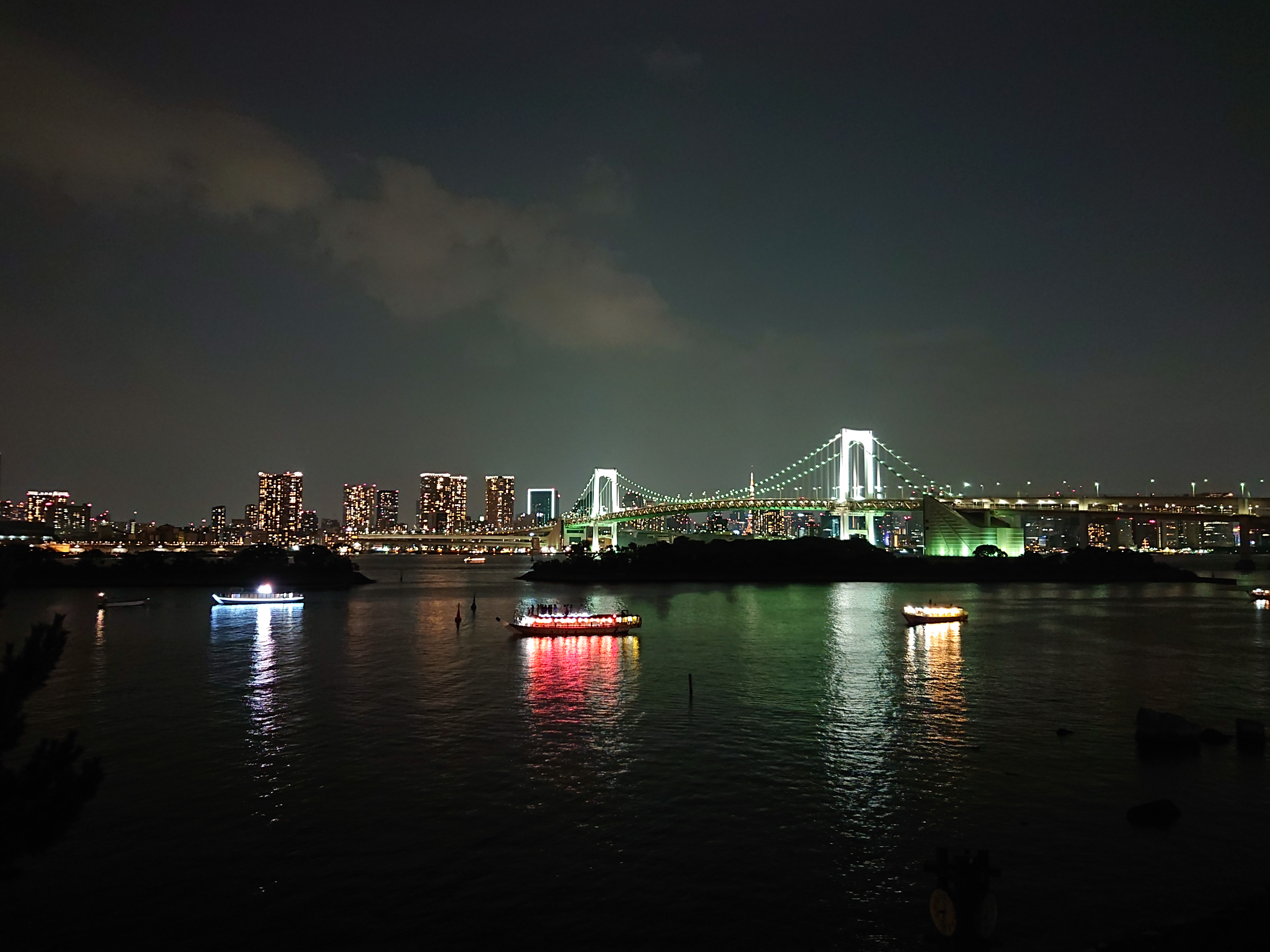 「Xperia XZ2 Premium」の最大撮影サイズは19Mですが、デュアルカメラを使って撮影する場合の最大サイズは17M（4:3の場合）になるようです。この写真は17Mで撮りました。解像度にはかなり差があるのですがが、「HUAWEI P20 Pro」に迫るシャープさで明るさも十分。さすがはプロも愛用するデジカメを作っているメーカーだけあります。一方で他の2つに比べるとやや緑が強いめに出ている感じがします。このあたりの色味は好みの分かれるところかもしれません