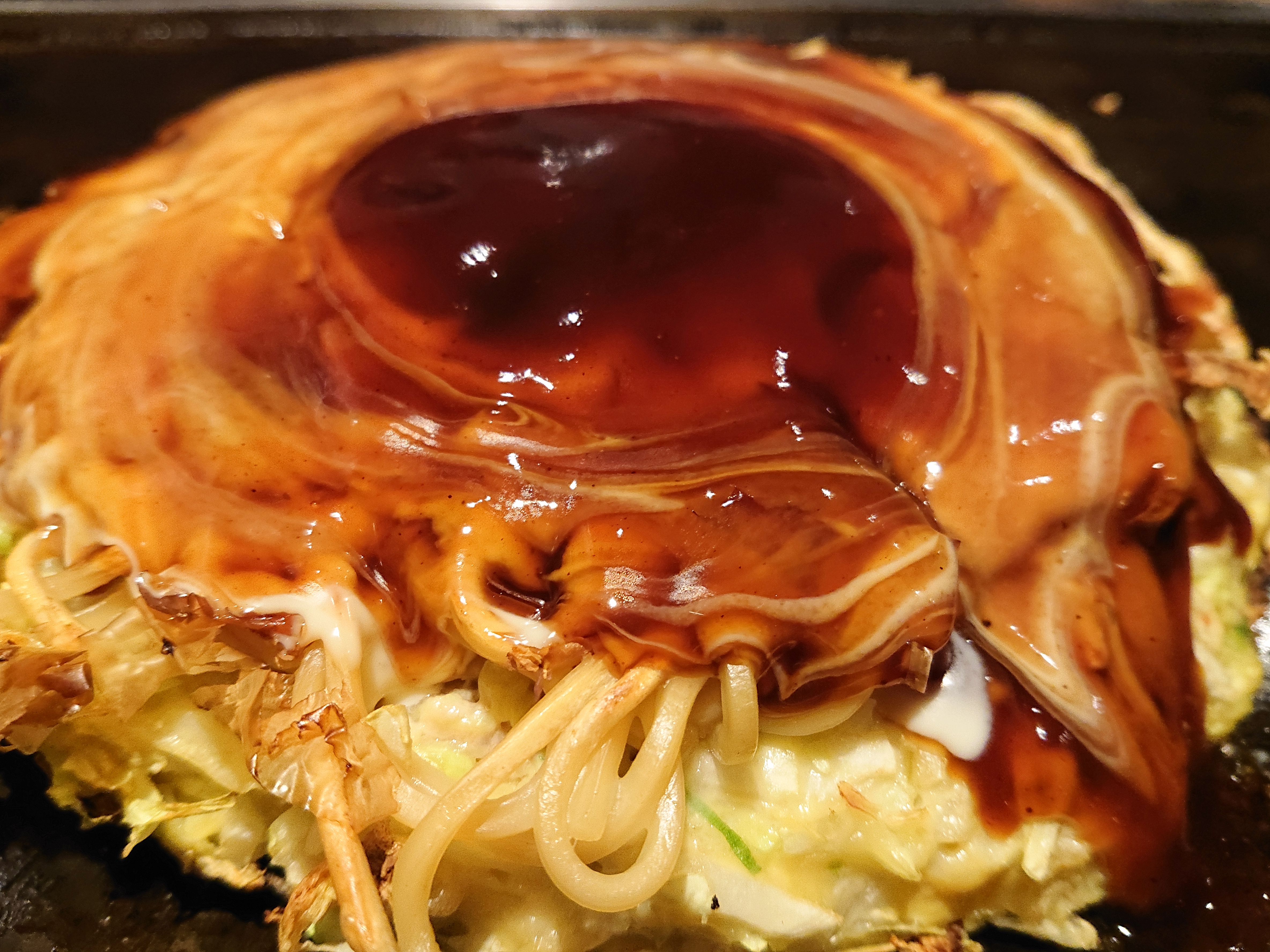 「Xperia XZ2 Premium」の作例はほかの2つに比べると、一番パキッとしていて色味もはっきり異なります。肉眼で見たお好み焼きの色に一番近いかもしれません。「Xperia」はかつて料理写真が苦手と言われたこともありましたが、それも過去の話。色味はリアルなんだけど、しっかり美味しそうに撮れています