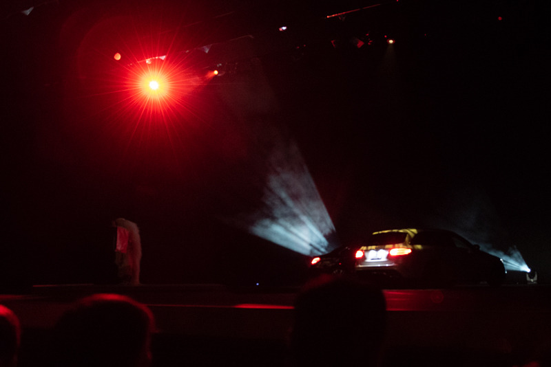 立役を残したまま舞台が回転、勇ましいツケ（板を打つ舞台の効果音）はそのままに新型Cクラスが登場した