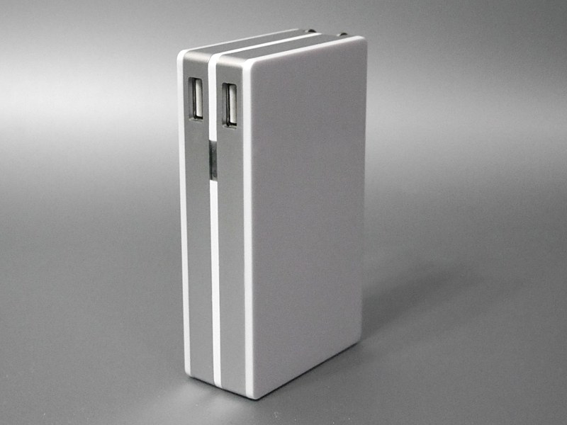 本体はスクエアな形状。2ポート搭載で、出力は最大2.1A