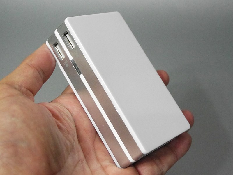 厚みは28mmとそこそこあるが、そのぶんバッテリーは1万mAhと大容量だ