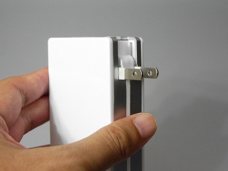 電源プラグを内蔵し、直接コンセントに差し込める