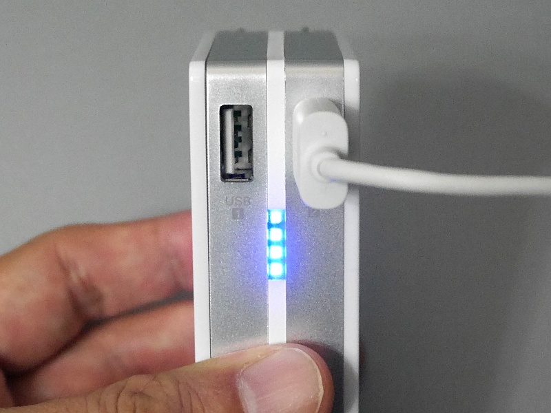 4つのLEDでバッテリー残量を表示できる