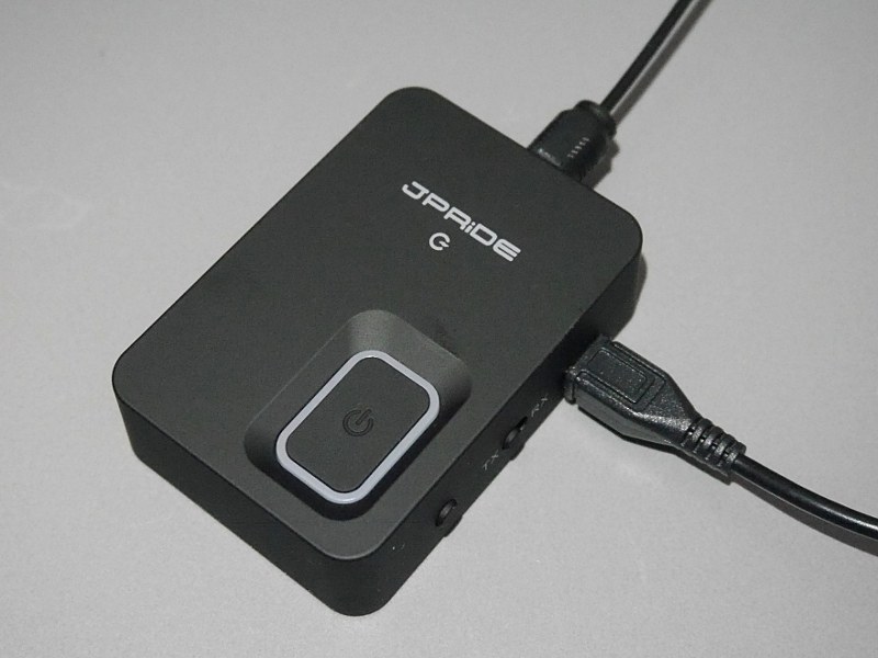 製品本体。上面のマルチファンクションボタンを使って設定を行う