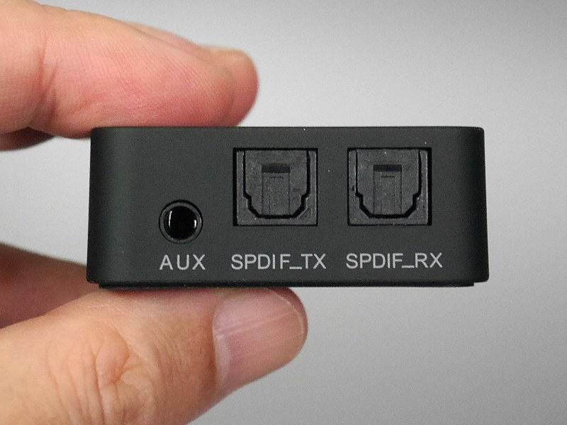 通常の3.5mmケーブルに加えて光ケーブルでも接続可能