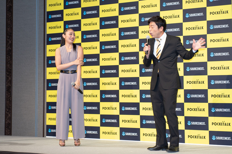 発表会には安藤美姫と、明石家さんまの代わり（？）に原口あきまさが登場、翻訳機能をステージ上で披露した