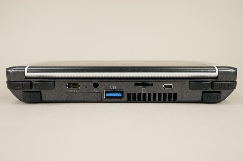 ヒンジ側側面。各種インターフェイスがある