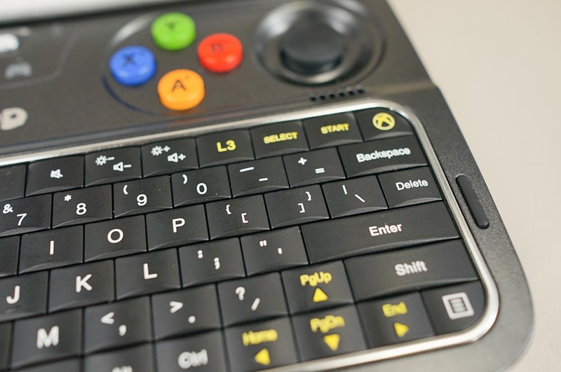 キーボードはちょっとむかしのハンドヘルド、W-ZERO3シリーズや初期のHTC端末みたいな感じ。ほどよい硬さで押し間違いもおきにくい