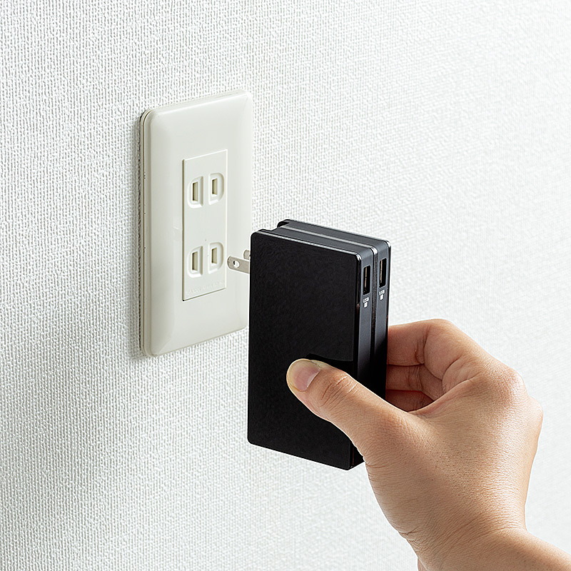 ACアダプタを内蔵する一体型のモバイルバッテリー「700-BTL028BK」