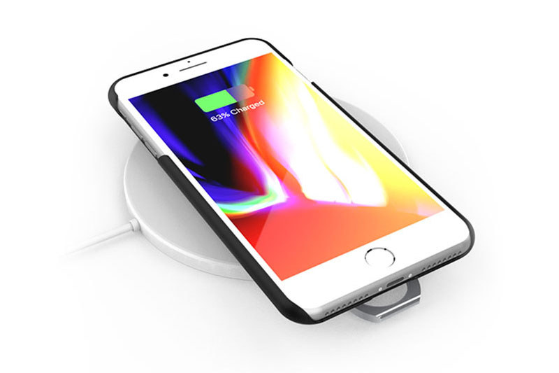 AAUXXの「iRing Slide」。背面にスライドするリングを備えたケースで、iPhone 6/6s/7/8/XおよびiPhone 7 Plus/8 Plus用があります。リングをスライドさせるとワイヤレス充電が可能。それぞれクリアとブラックがあり、直販価格はどれも税込3218円。