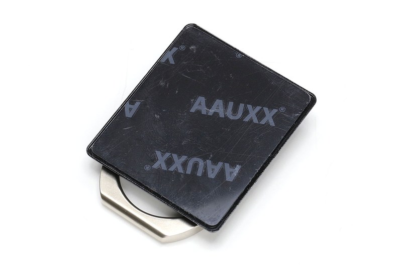 こちらは普通のiRing。表側に自由に動くリングがあり、裏側に貼り剥がしが可能な粘着面があります。