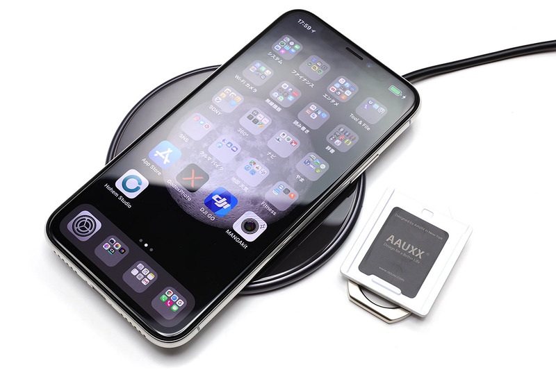 左写真はリングを外さすにQi充電台に乗せた状態ですが、スマホが傾きつつ、やはり充電できていません。右写真はリングを外して充電台に乗せた様子。問題なく充電できました。