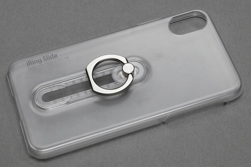 iRing Slideはポリカーボネート製のiPhone用ジャケット。ブラックとクリアがありますが、クリアのほうは透明に近い半透明で、硬質なジャケットです。背面には自由に動くリングがあり、リング位置は背面中央から下まで段階的に動かせます。