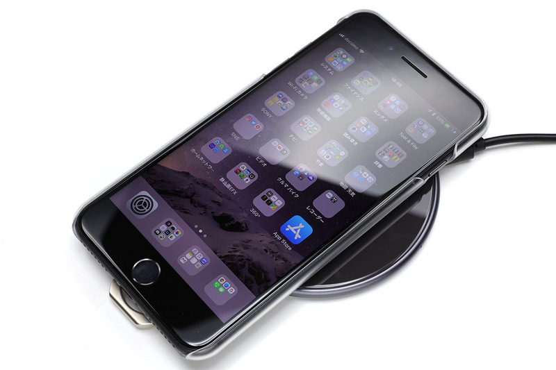 左写真はリングを中央の位置で充電台に置いたところ。ワイヤレス充電できませんでした。写真右はリングを下までずらして充電台に置いたところですが、問題なく充電できました。