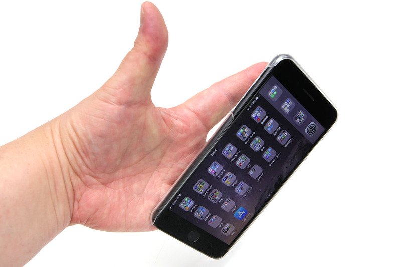 iPhone 8 PlusとiRing Slideの組合せ。リングに指を通しているだけですが、まず落とすことはないと思います。指とリングによりスマホが保持されるだけで、全然滑らないし、落としそうになることも激減します。