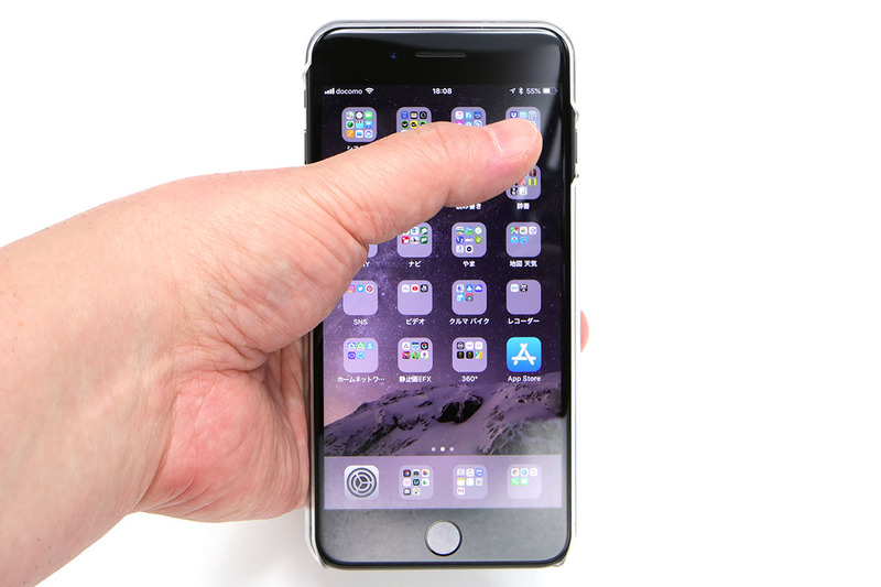 大画面のiPhone 8 Plusですが、スマホリングとともに使えば、親指で右上のアイコンにも右下のアイコンにもタッチできたりします。リングなしでコレをやろうとすると、端末を落としそうで非常に不安定。