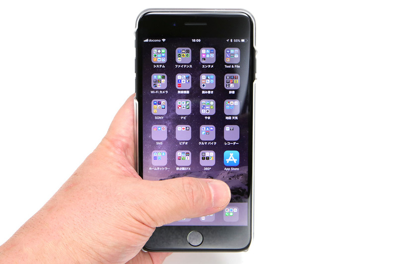 大画面のiPhone 8 Plusですが、スマホリングとともに使えば、親指で右上のアイコンにも右下のアイコンにもタッチできたりします。リングなしでコレをやろうとすると、端末を落としそうで非常に不安定。