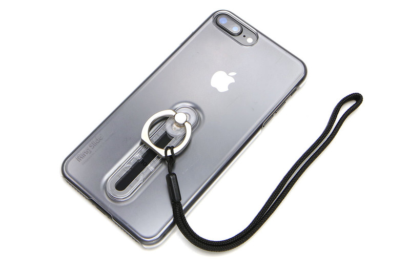 スマホリングにストラップを取り付けた例。バッグ内のポケットなどに入れたスマホを、ストラップを引くだけでスッと取り出せるようになったりして、ちょっと便利♪　ただし、こういう使い方はメーカーが推奨しないと思いますので、あくまでも自己責任で。とりわけ貼り剥がしできるスマホリングの場合、この状態でストラップだけでスマホを吊すような使い方は、リング部に過剰な力がかかって不意の落下につながると思います。