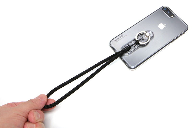 スマホリングにストラップを取り付けた例。バッグ内のポケットなどに入れたスマホを、ストラップを引くだけでスッと取り出せるようになったりして、ちょっと便利♪　ただし、こういう使い方はメーカーが推奨しないと思いますので、あくまでも自己責任で。とりわけ貼り剥がしできるスマホリングの場合、この状態でストラップだけでスマホを吊すような使い方は、リング部に過剰な力がかかって不意の落下につながると思います。
