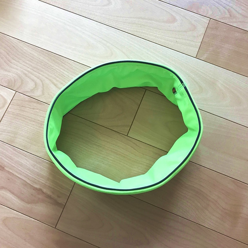 円筒状で腰に巻いて使います。サイズ調整はできません