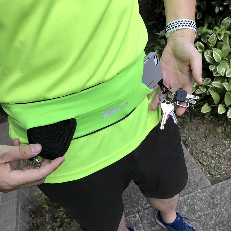 上の写真の状態でこれだけの荷物が入っていました。鍵をひっかけるヒモとカラビナが地味に便利です