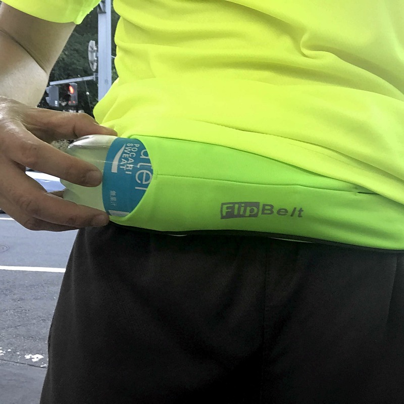 途中寄ったコンビニで小さめのペットボトルを買って入れたら入りました。水分補給はお忘れなく！