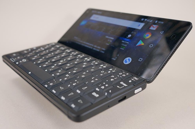 ディスプレイ部の傾きは調整できないが、横長でスタンドなしに自立するので、動画視聴でも使いやすい