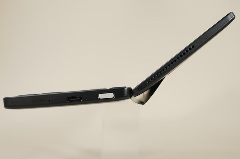 　左右側面にUSB Type-Cがあるけど充電できるのは左側だけっぽい。右側面のボタンにはGoogleアシスタントが割り当てられている