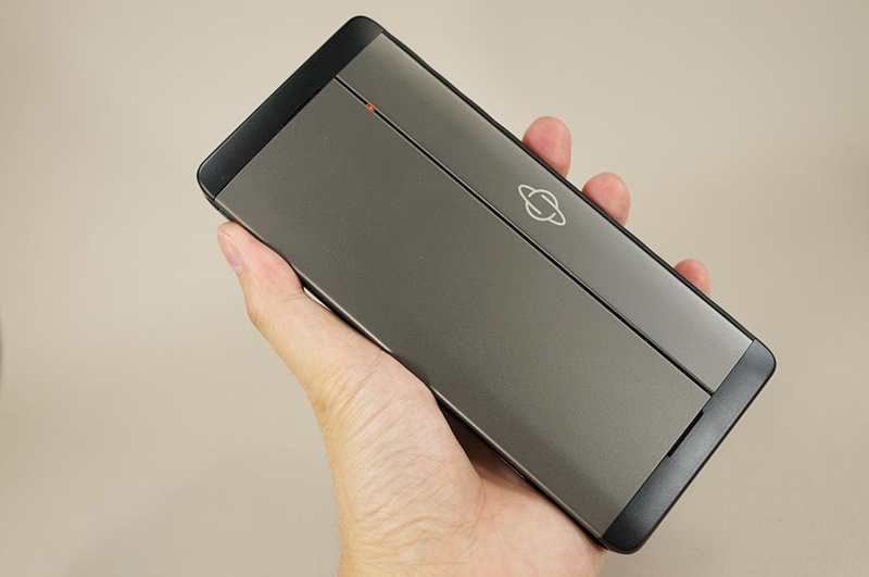 折りたためばハンドヘルドサイズ。このまま本体を開かずに通話やGoogleアシスタントが使えたりする