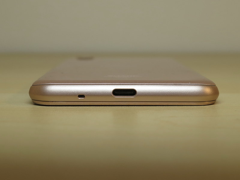 下部には充電やパソコン接続に利用するUSB Type-C外部接続端子を備える。パッケージにはUSB Type-CケーブルとACアダプタが同梱される