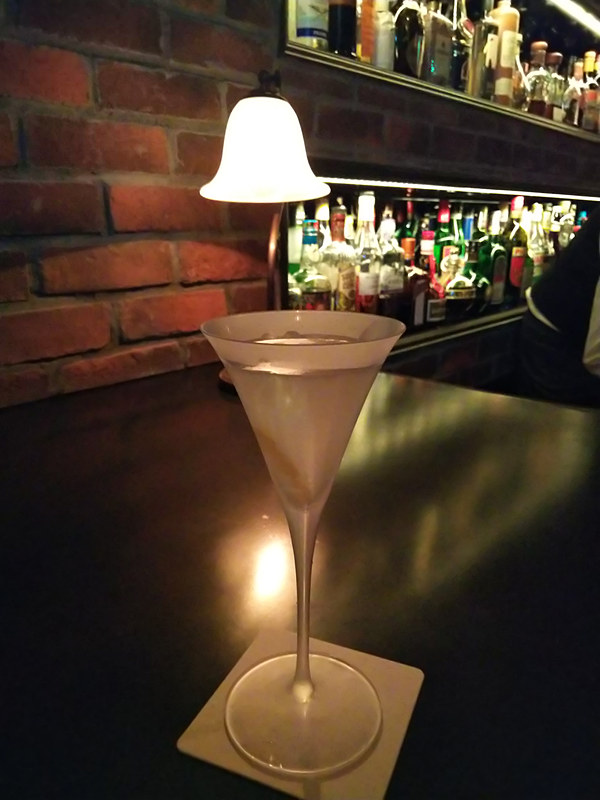 いつもの薄暗いバーでカクテルを撮影してみた。これまでのスマートフォンAQUOSよりも明るく撮れる印象