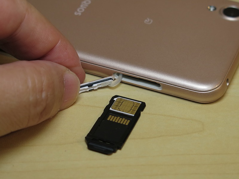 キャップを開けて、SIMカードトレイを取り出す構造。キャップはピンなどが必要なく、爪先で引っかけて開けられる。nanoSIMカードとmicroSDメモリーカードを1枚ずつ装着することが可能