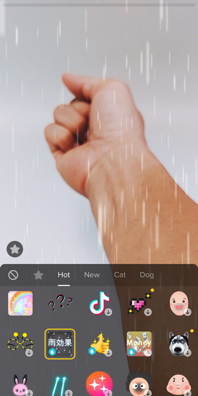 手を伸ばしたり開いたりした瞬間に、降っている雨が止まったような演出もできる